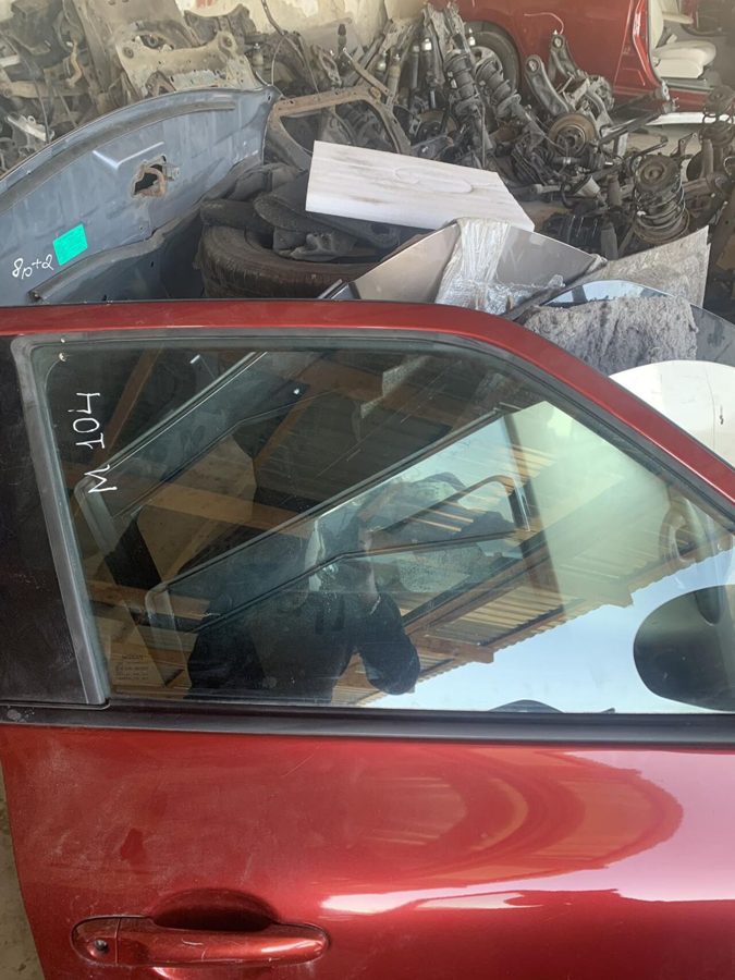 Скло дверей переднє праве М103 NISSAN JUKE