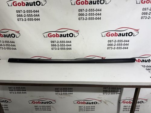 Молдинг ущільнювач скла дверки передньої правої Царапини TESLA MODEL Y