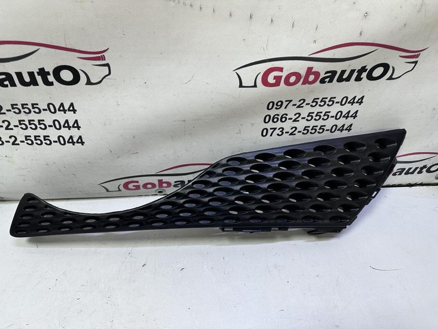 Решітка радіатора ліва 620751KA6A NISSAN JUKE