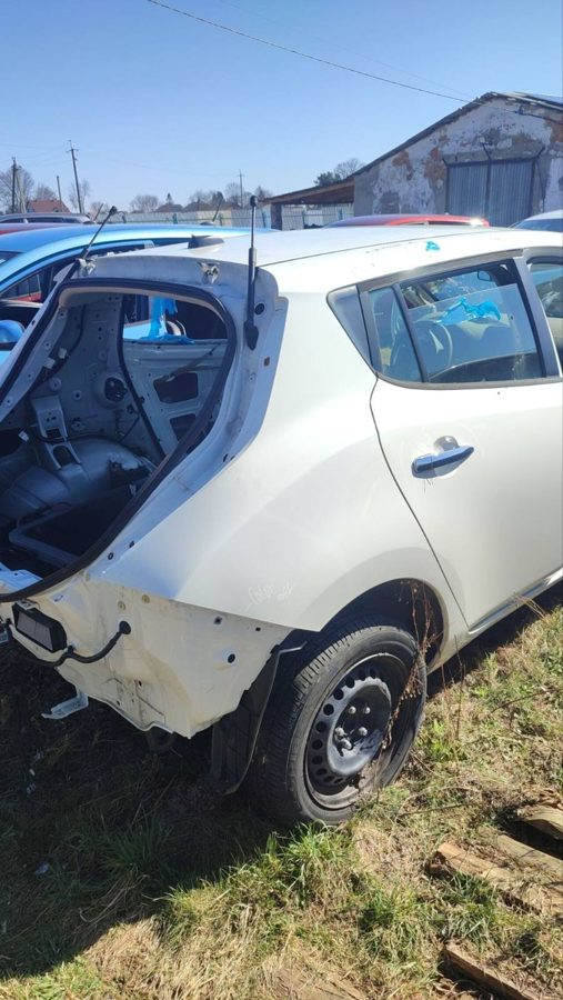 Четверть зад крило права color білий NISSAN LEAF