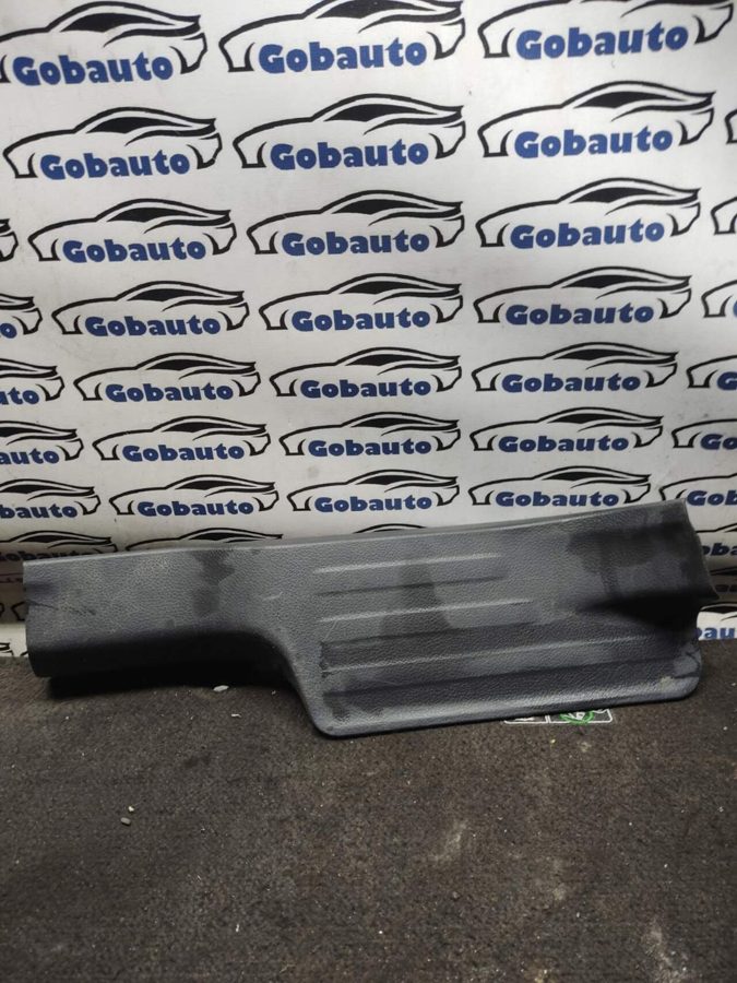 Обшивка порога задня права NISSAN ROGUE
