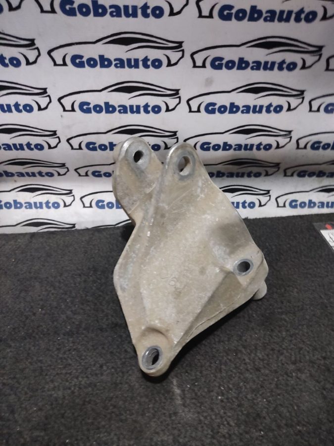 Кронштейн двигуна правий NISSAN QASHQAI J10